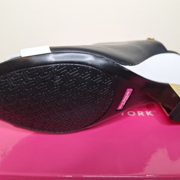 NWB Isaac Mizrahi The Bolt black and white leather sling back wedges size 9M. - Picture 4 of 8